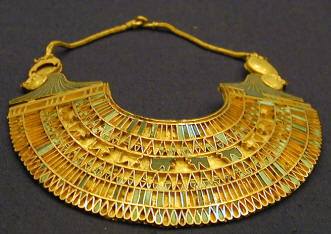 Ancient-Egyptian-gold-jewelry-artifact-exhibit-in-the-Egyptian-museum-in-Cairo