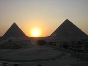 Sunrise between the pyramids: Re-Horankty